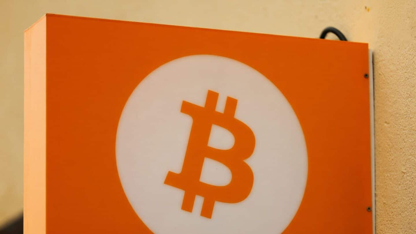 Strategy sells 1,638 bitcoins, raises $290.6 million, shifts focus to cash