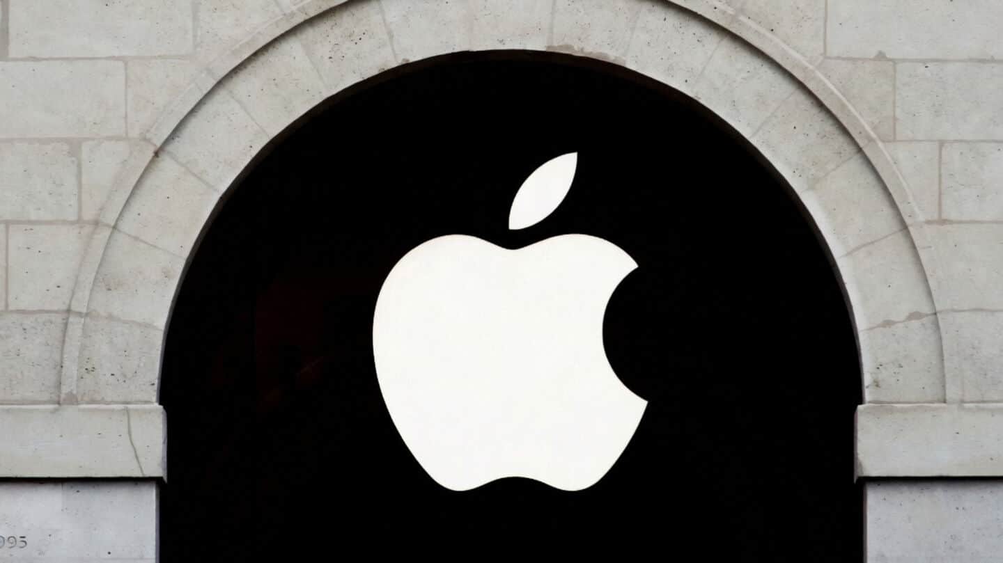 Apple removes VKontakte from App Store, parent says millions affected