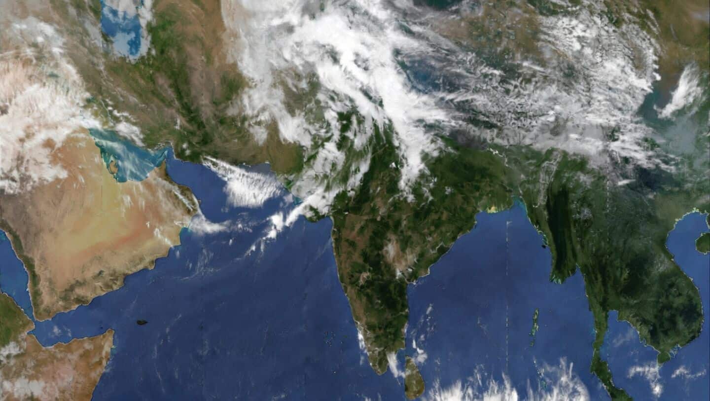 Giant 1,000-km cloud band stretches across northern India and Pakistan