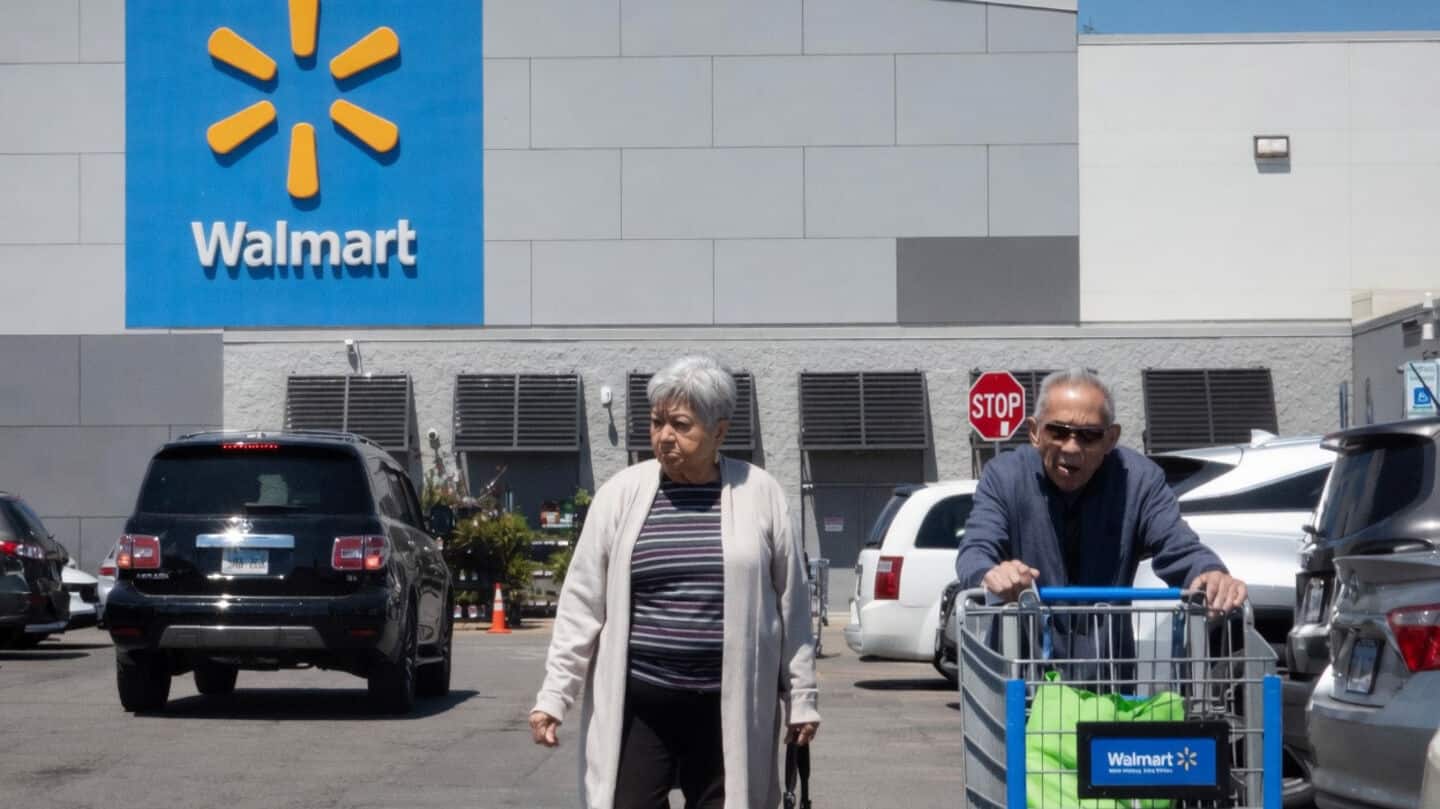 Walmart shares fall 7.7% after company forecasts EPS below estimates
