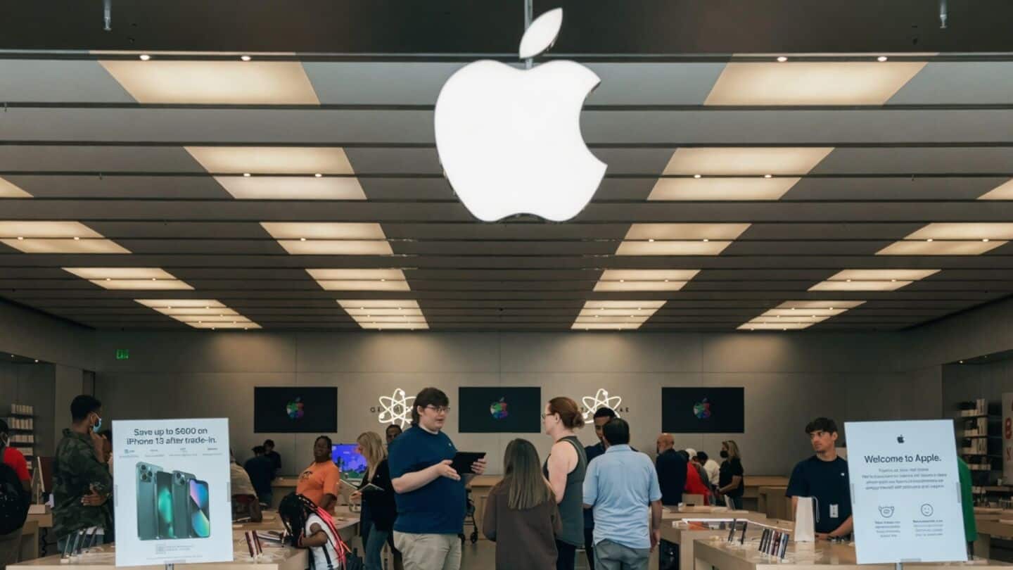 Apple tests AI-powered 'Live Notes' at Genius Bars, staff worry