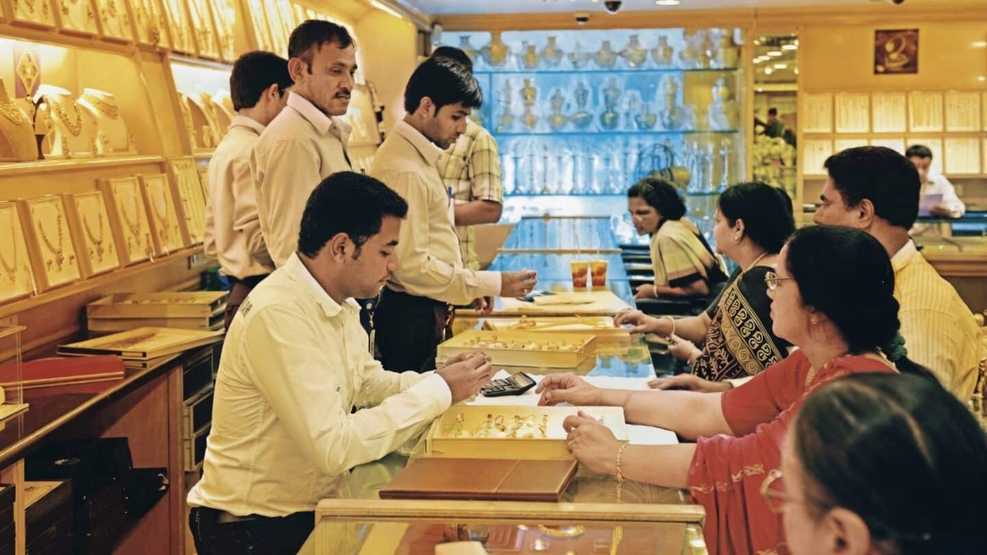 Indian jewelers offer cash for gold to boost festival sales