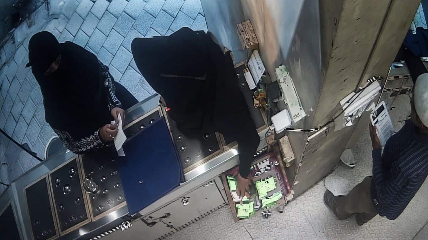 Three women in burqas steal ₹7L-₹8L gold from Surat jeweler