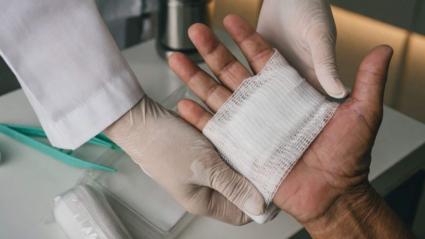 Brown University engineers develop hydrogel bandage releasing antibiotics when infected