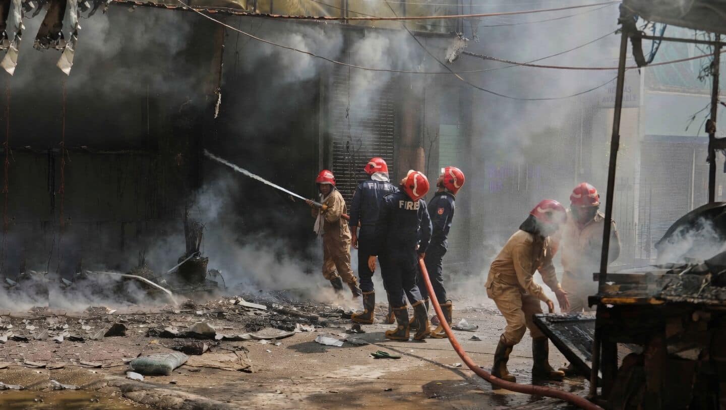 मालवीय नगर अग्निकांड: 21 मौतें, 28 कमरों का राज और फरार अकाउंटेंट पर पुलिस का शिकंजा