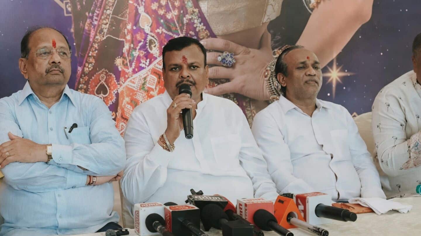 बोरीवाली गरबा: मुस्लिमों के लिए तिलक, परिवार और आधार कार्ड की नई शर्त