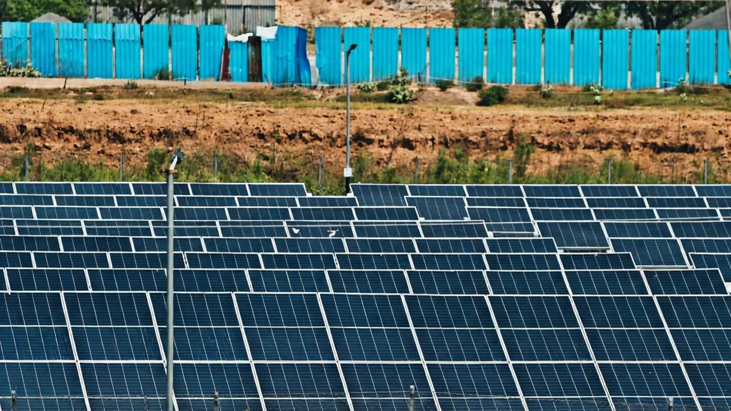 India sets 256 GW demand record with solar near 22%