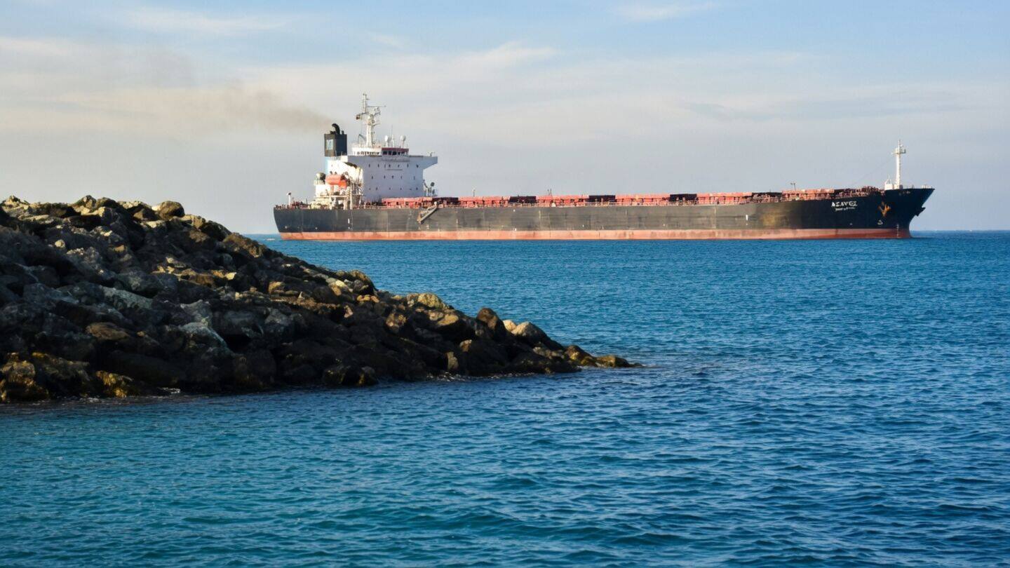 Middle Eastern producers use 'dark' tankers with US Navy backup