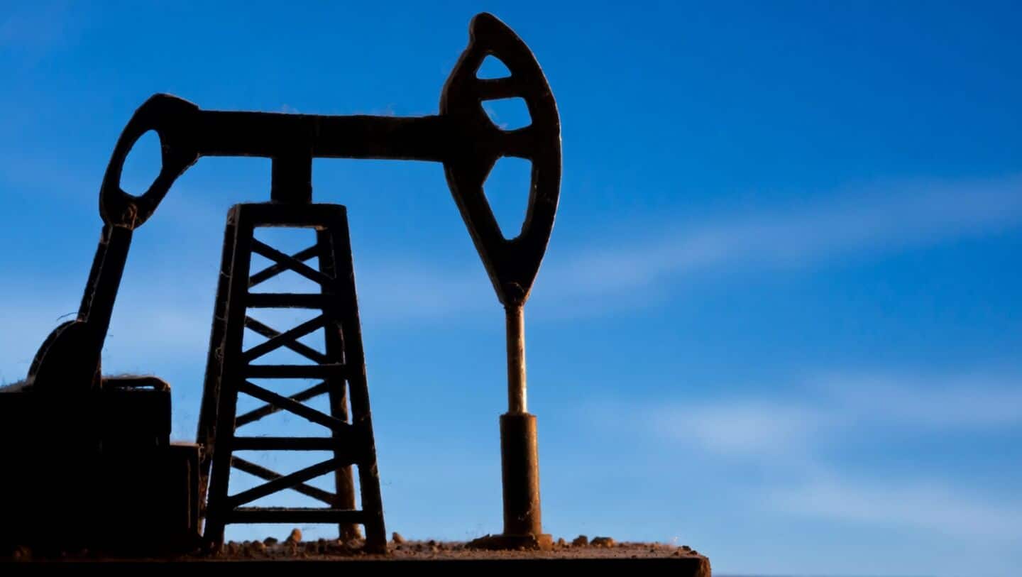Oil swings $5 on U.S.-Iran deal hopes, Bandar Abbas reports
