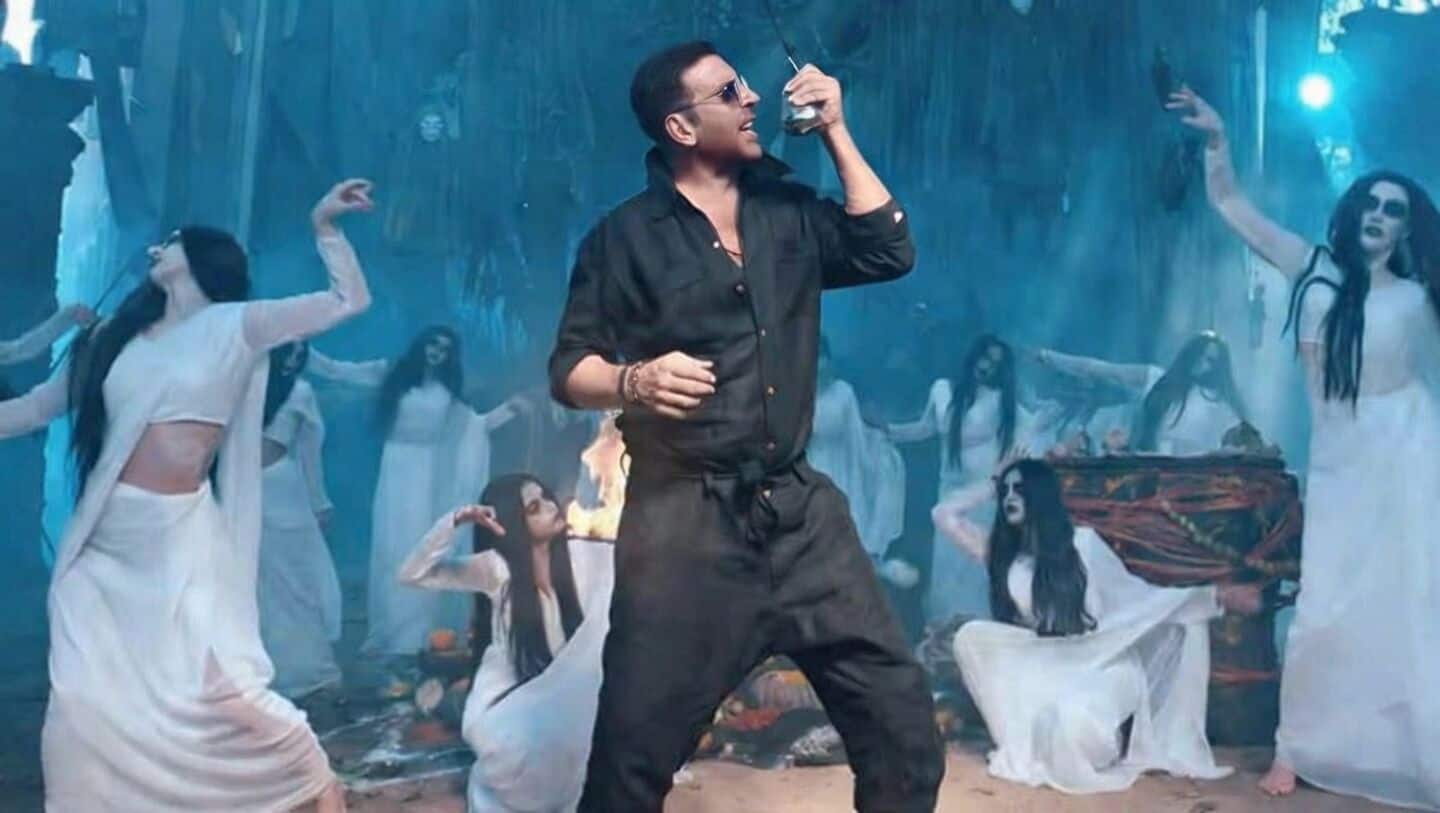 Wamiqa Gabbi beats Akshay Kumar in arm-wrestling match on flight