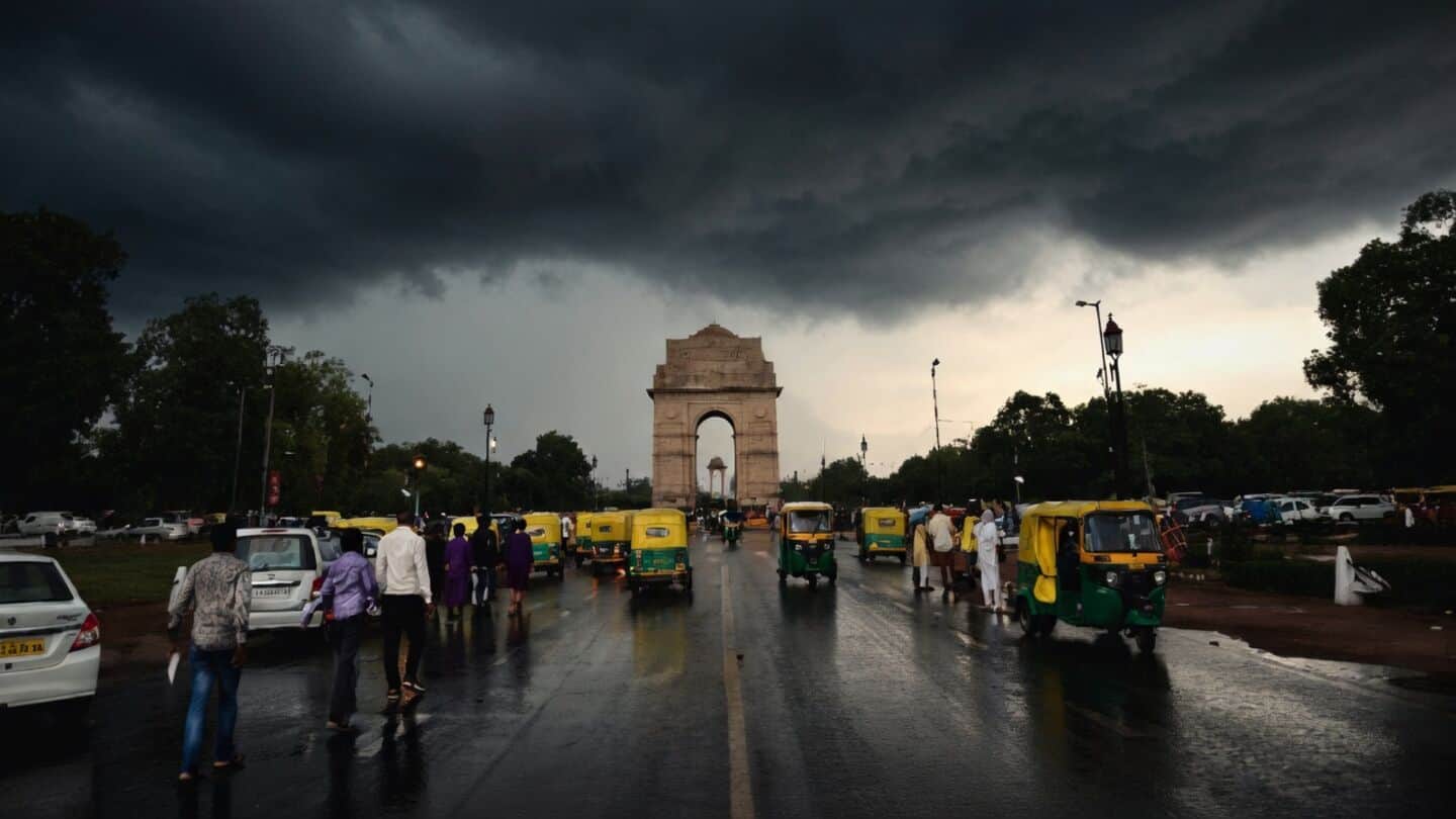 IMD forecasts thunderstorms, lightning, gusty winds, rain in Delhi-NCR Friday
