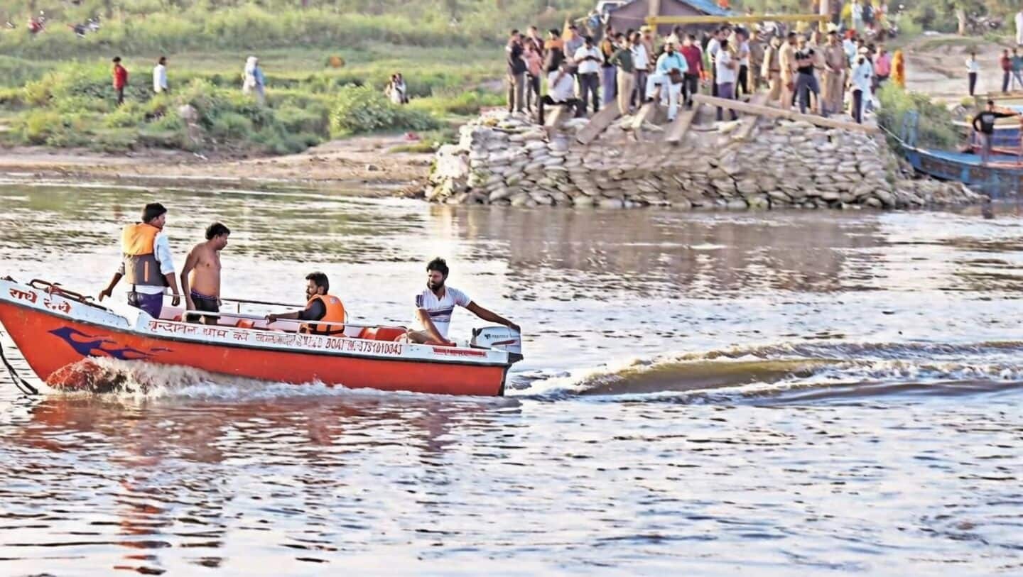 वृंदावन नाव हादसा: 16 की मौत! 'लाइफ जैकेट होती तो बच जातीं जान...' सुरक्षा पर उठे गंभीर सवाल