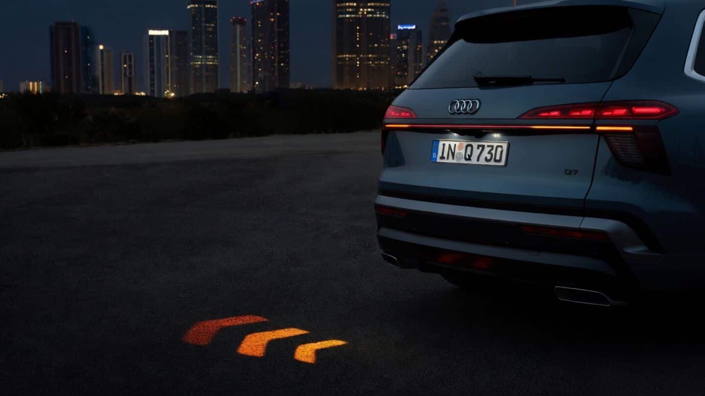 Audi Q7 projects turn arrows to alert nearby road users