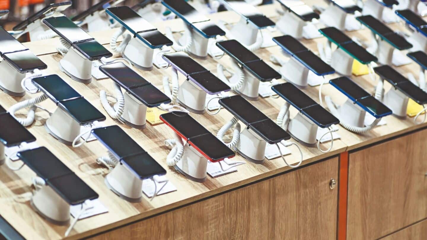 Indian smartphone makers step up amid rising memory chip costs