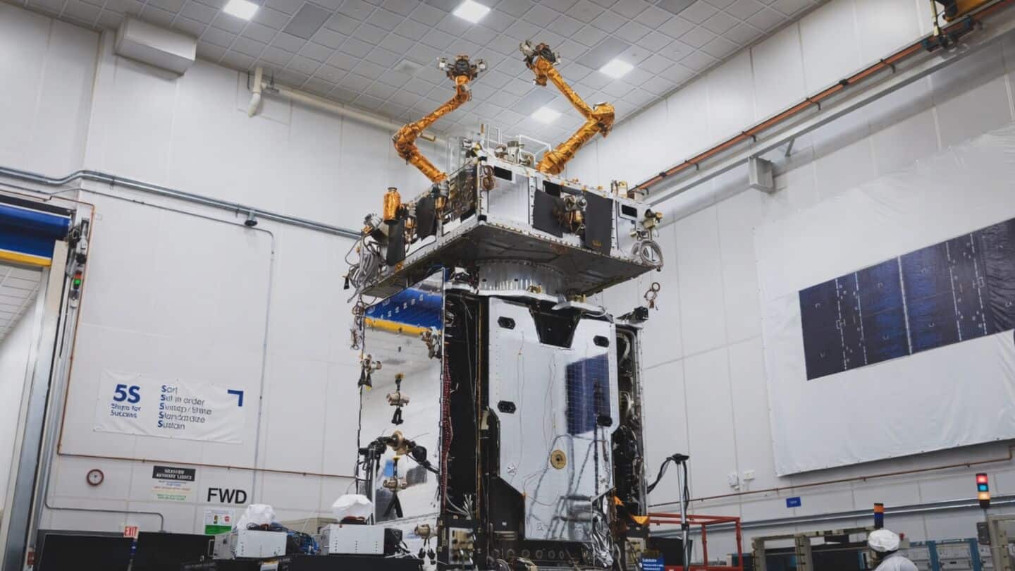 SpaceX launches Falcon 9 to extend geostationary satellites' service life
