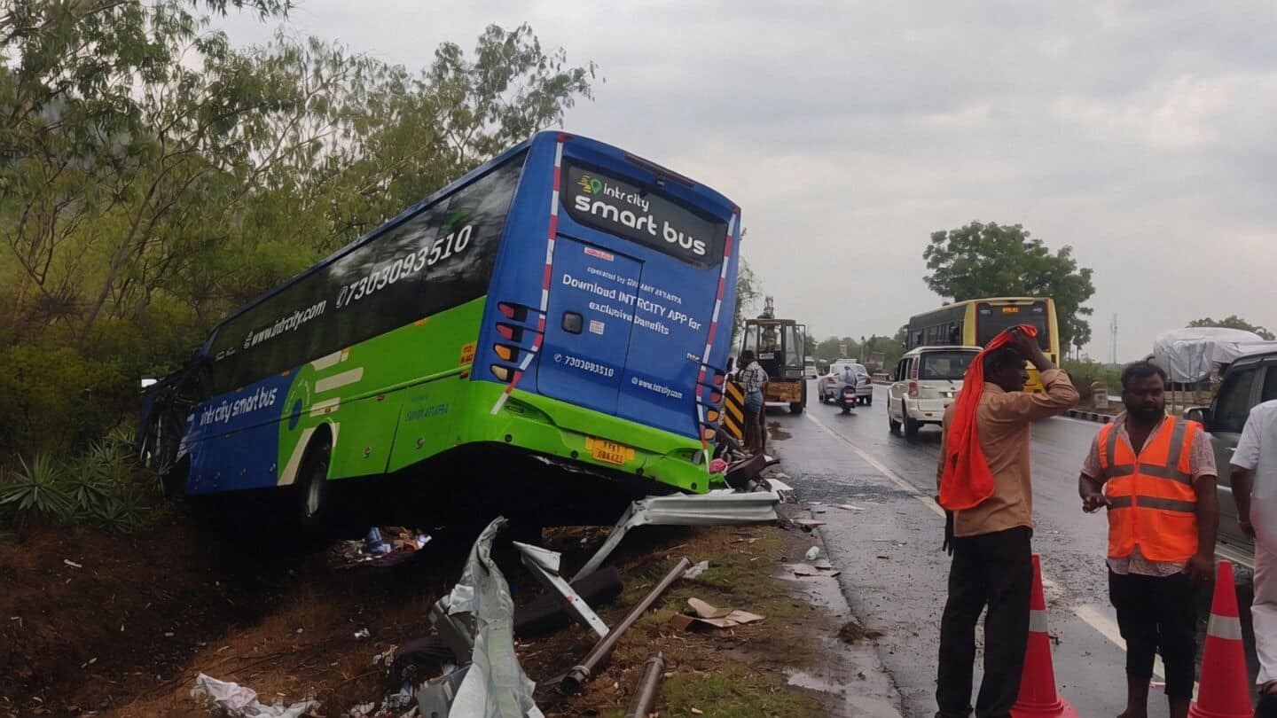 Karur Chennai bus hits borewell lorry near Arappedu, 1 killed