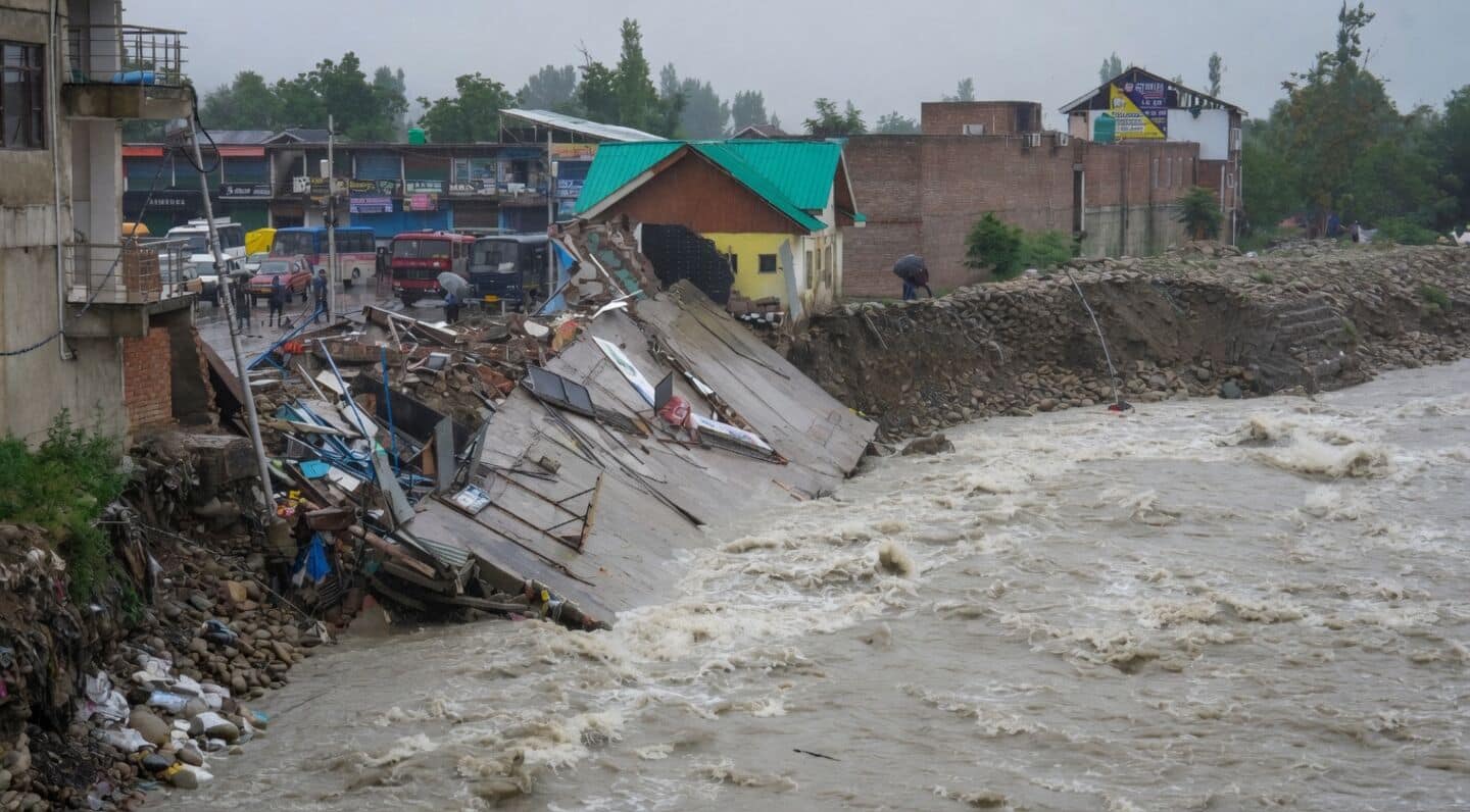 Flash floods and landslides in Jammu and Kashmir kill 29