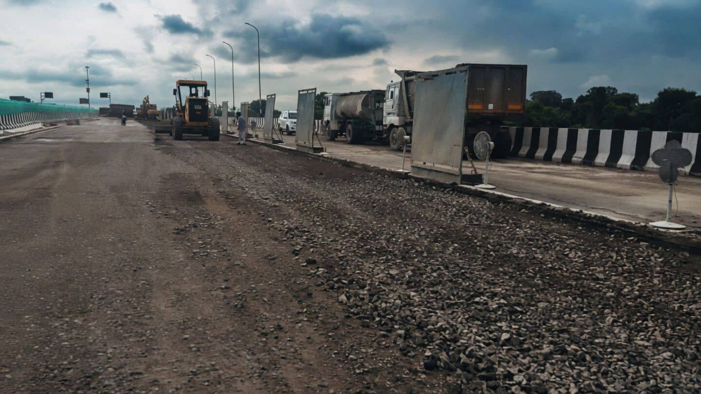 Lucknow-Kanpur ₹4,200cr expressway 300m stretch shows cracks weeks later