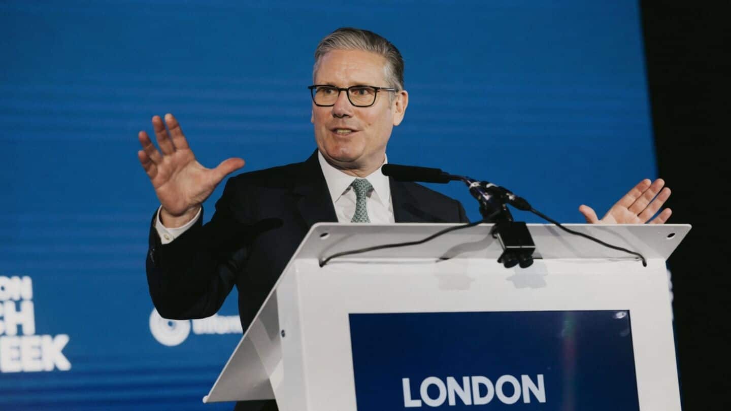 Keir Starmer warns Apple, Google to curb children's explicit images