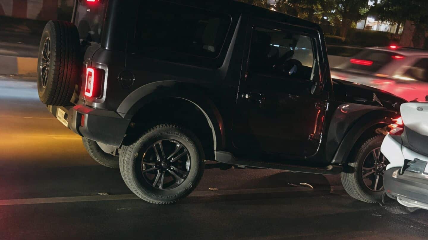 Mahindra Thar driver rammed electric cab in Gurugram Sector 86