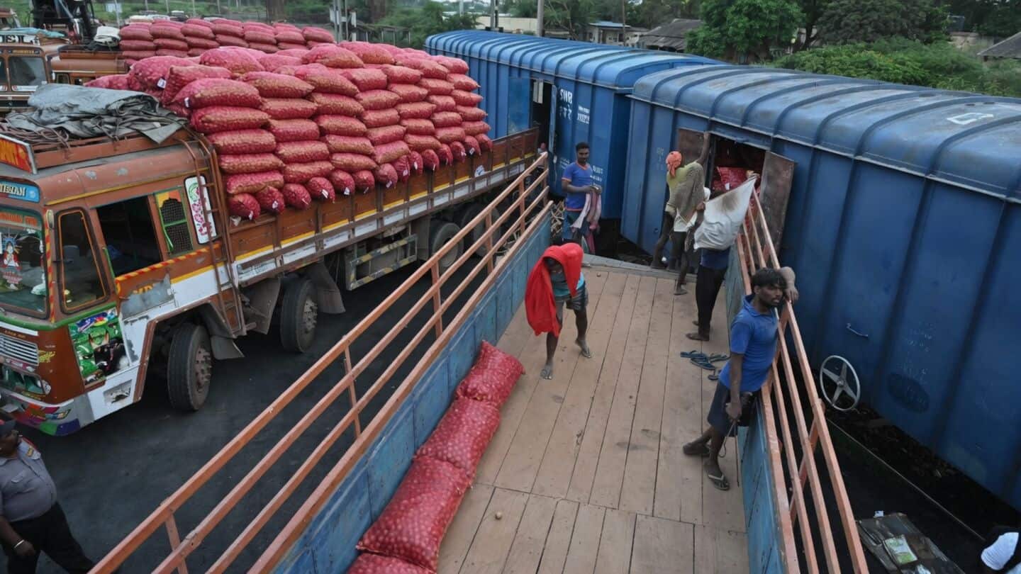 Consumer Affairs Ministry sends onion buffer as sugar prices rise