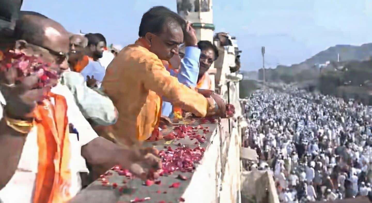 In Jaipur, Hindus shower petals on Muslims heading for 'Eid' prayers