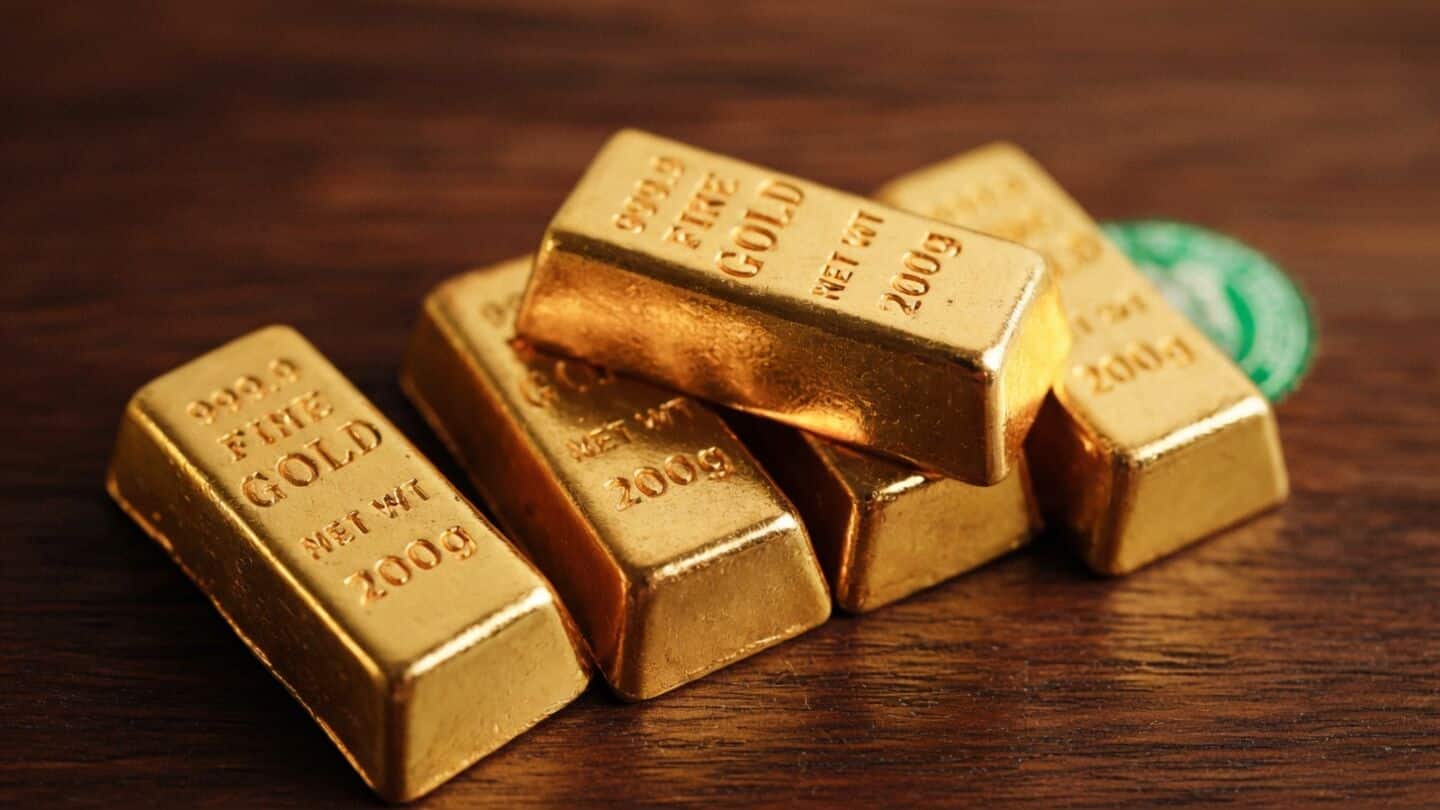 Gold falls amid US dollar strength, MCX and COMEX slide