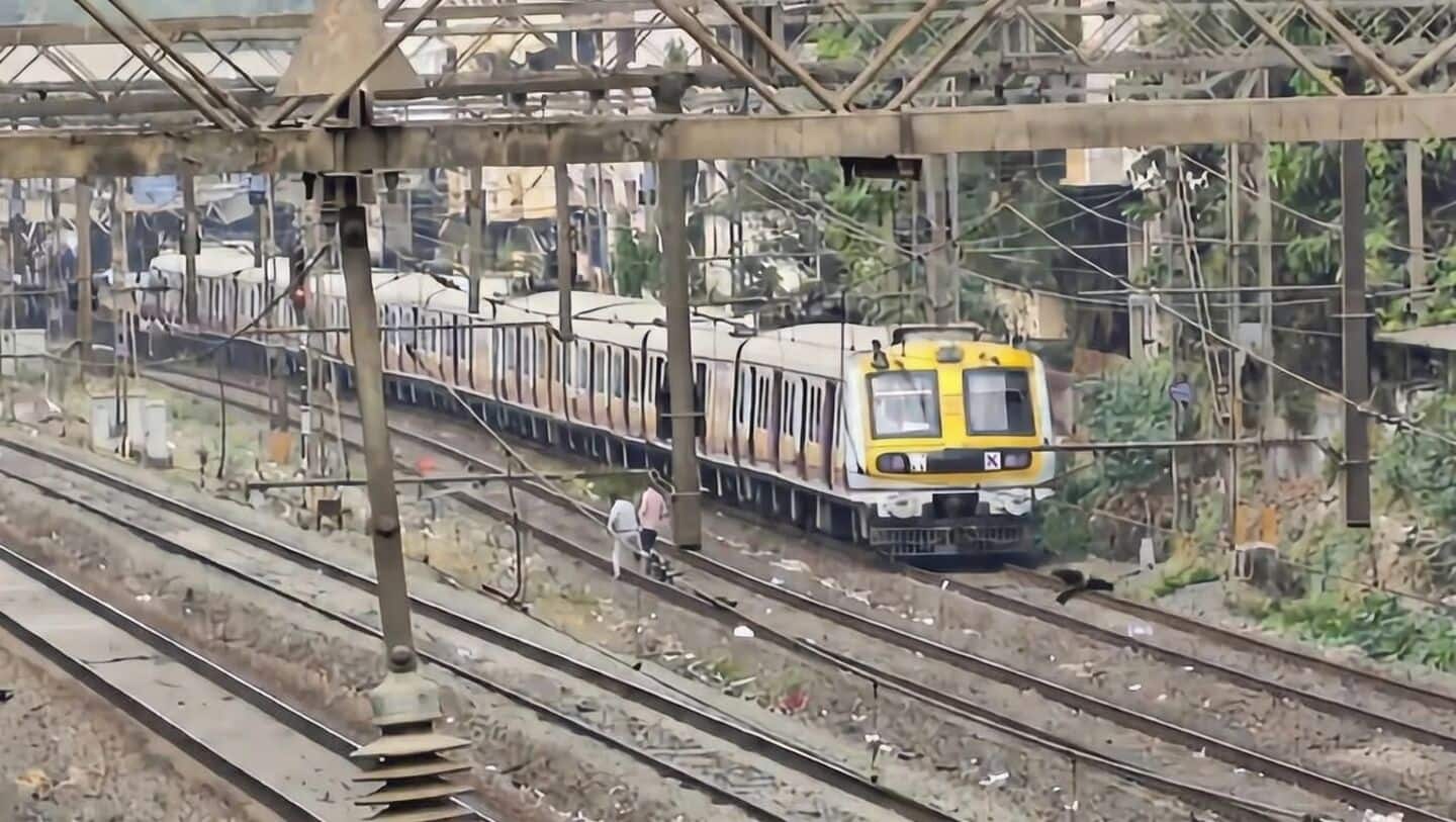 Empty Mumbai local coach derailed near Dombivli, no 1 hurt