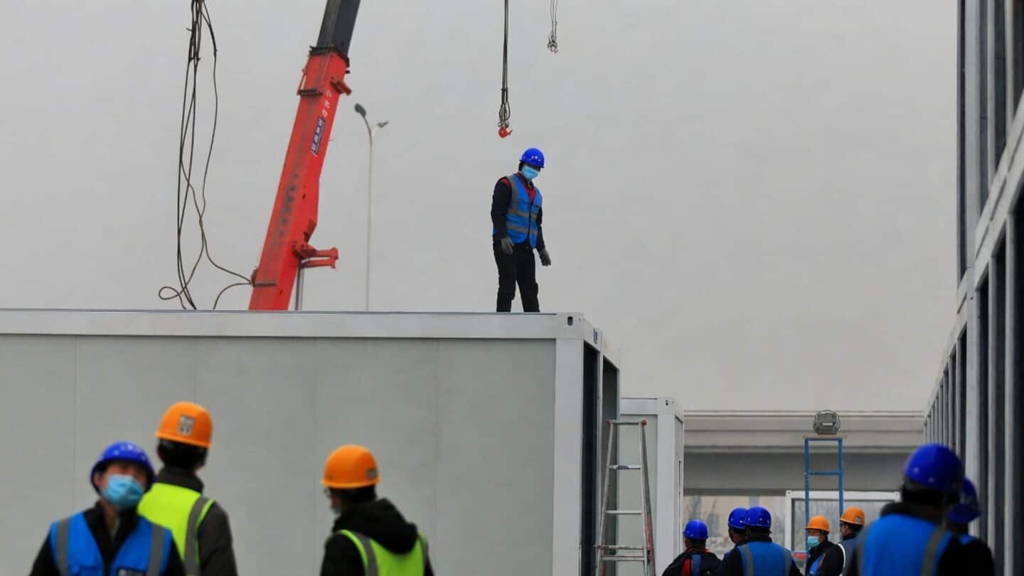 United States jobless claims fall to 196,000 surprising Reuters economists
