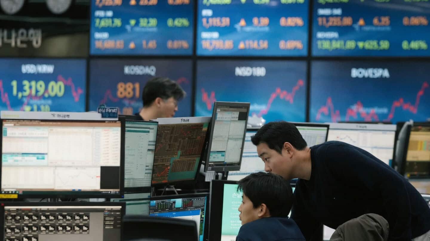 Asian markets tumble after Iran says it's closing Hormuz Strait