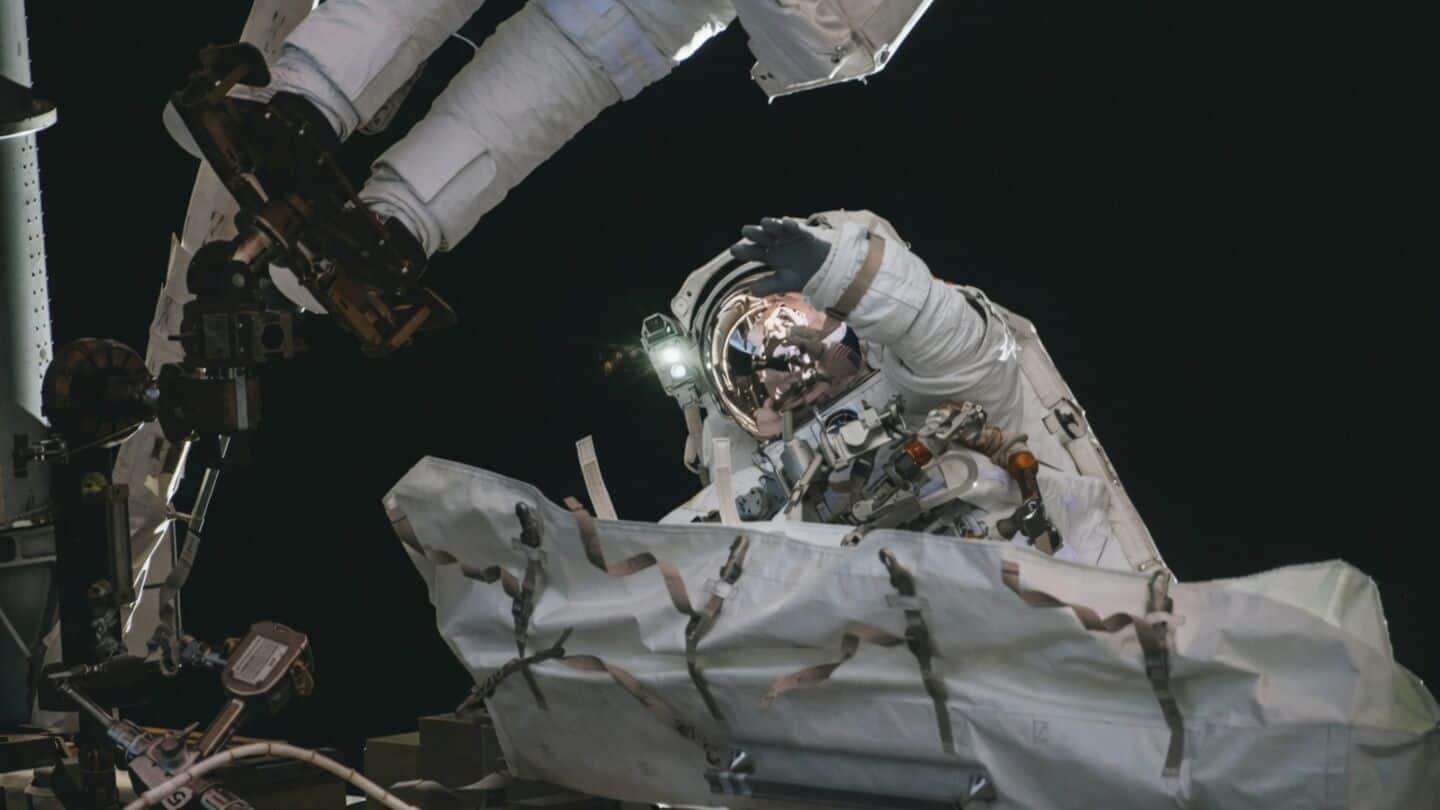 Chris Williams and Jessica Meir swap Canadarm2 wrist on ISS