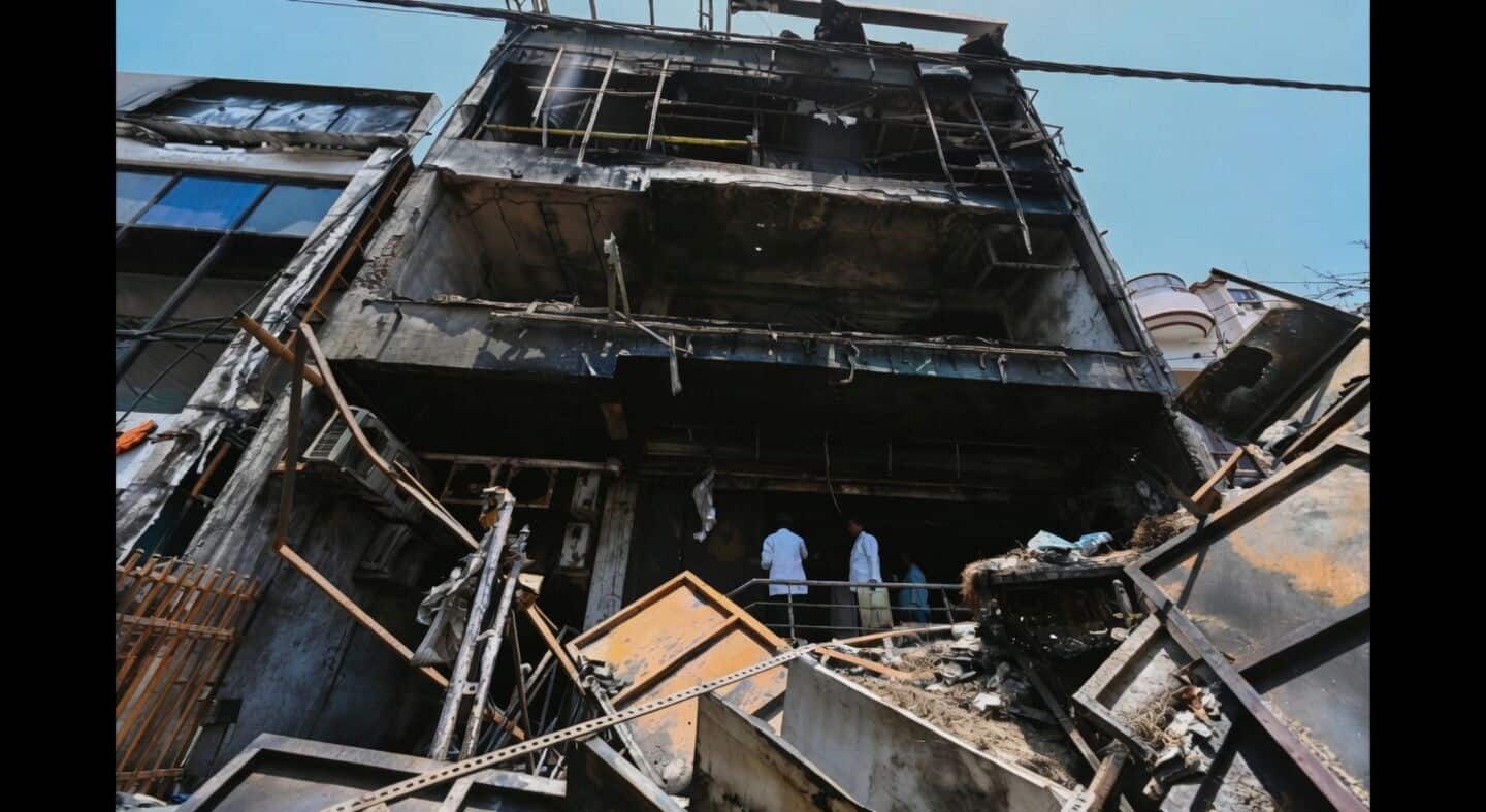 लखनऊ की आग: 15 मौतें, घटनास्थल पर रील्स का शर्मनाक तमाशा