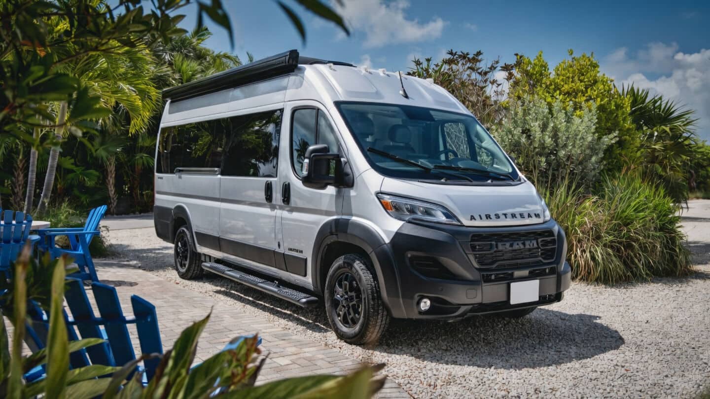 Airstream debuts Rangeline 21PL with Premier Loft drop-down bed