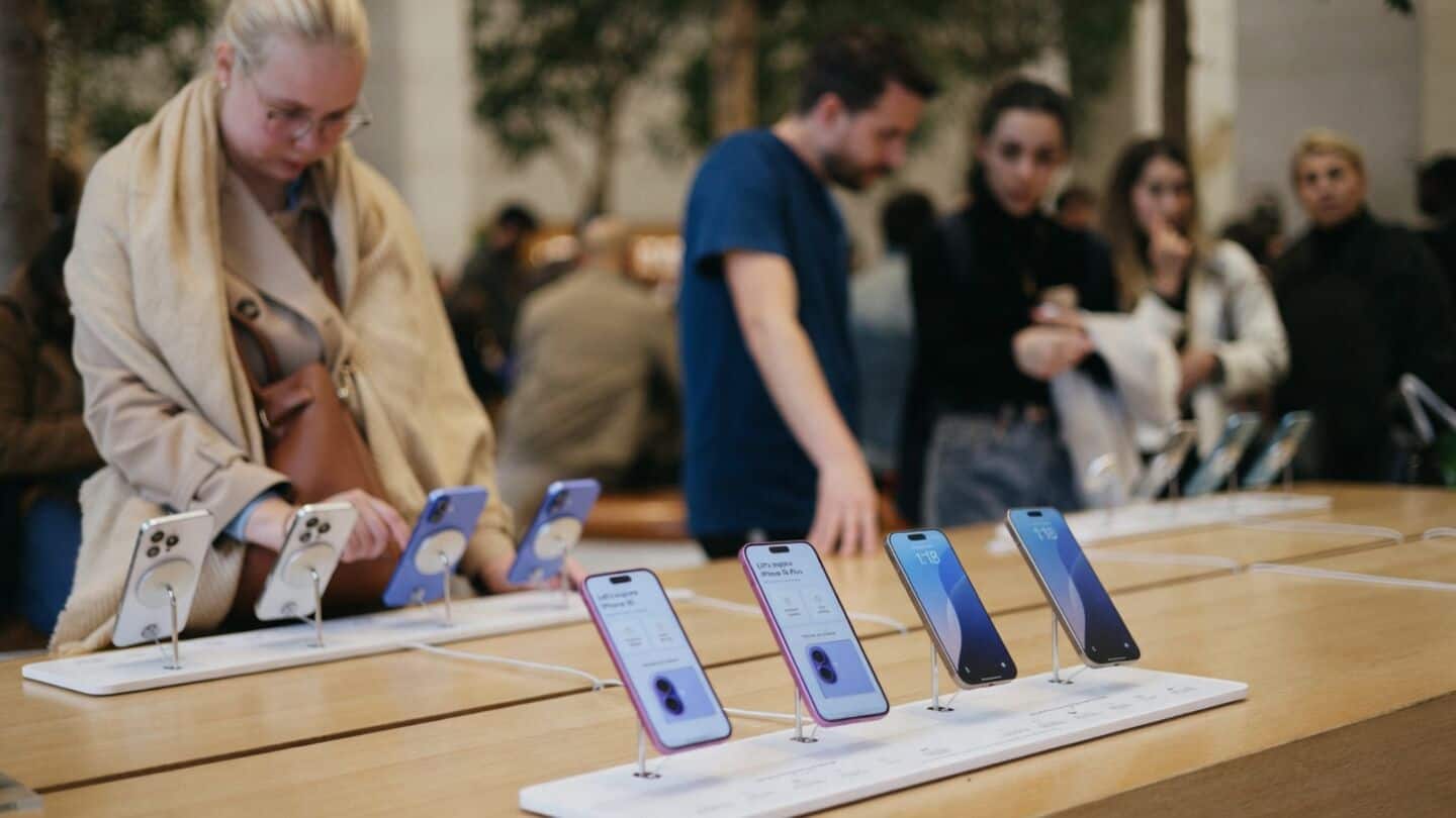 Amazon survey finds AI curiosity but fundamentals drive smartphone buying