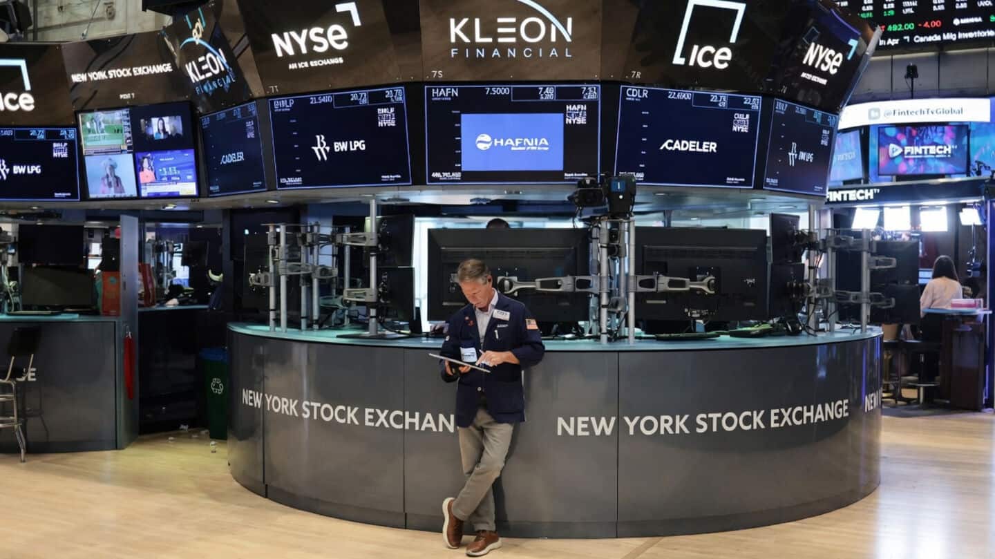 US stocks rebound, semiconductors surge after Fed signals possible hikes