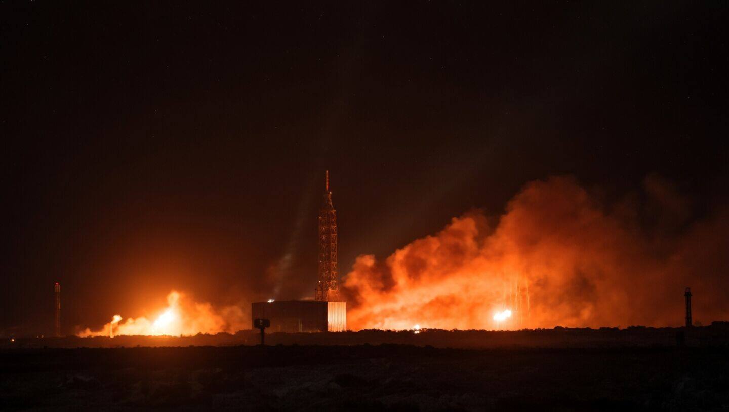 Blue Origin New Glenn explodes during Cape Canaveral hotfire test