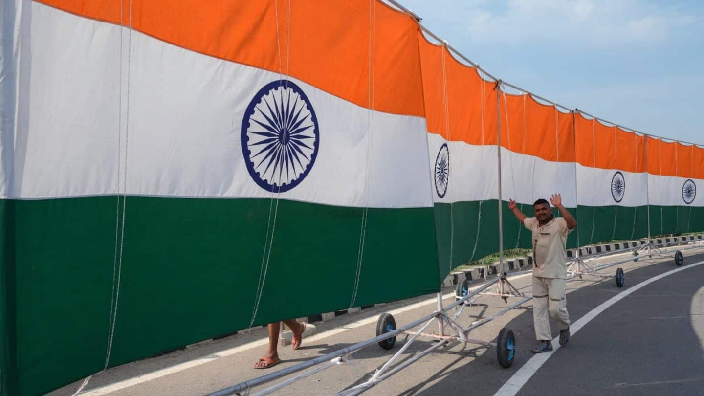 Baghpat devotees carry 251-foot tricolor kanwar honoring martyrs at Haridwar