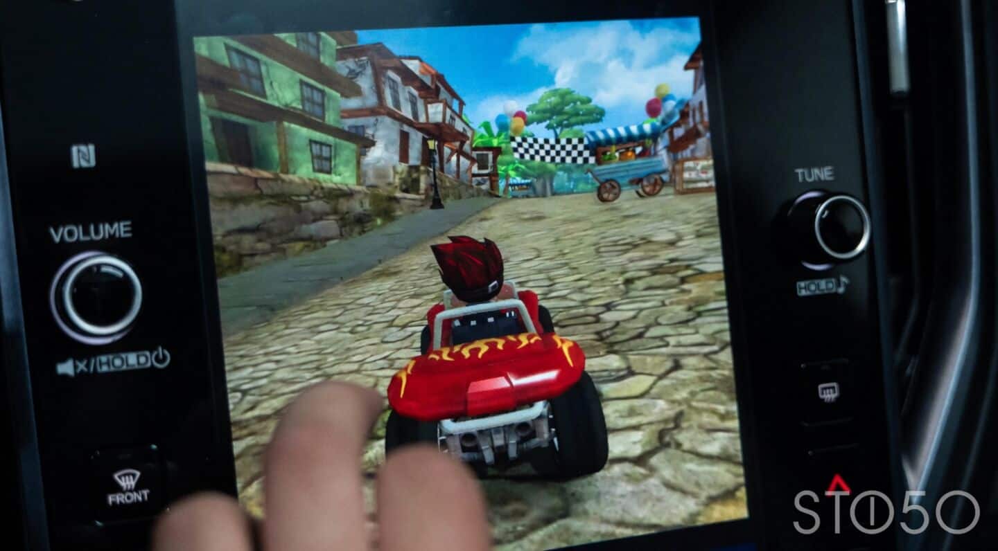 Google enables Android Auto gaming while parked or charging