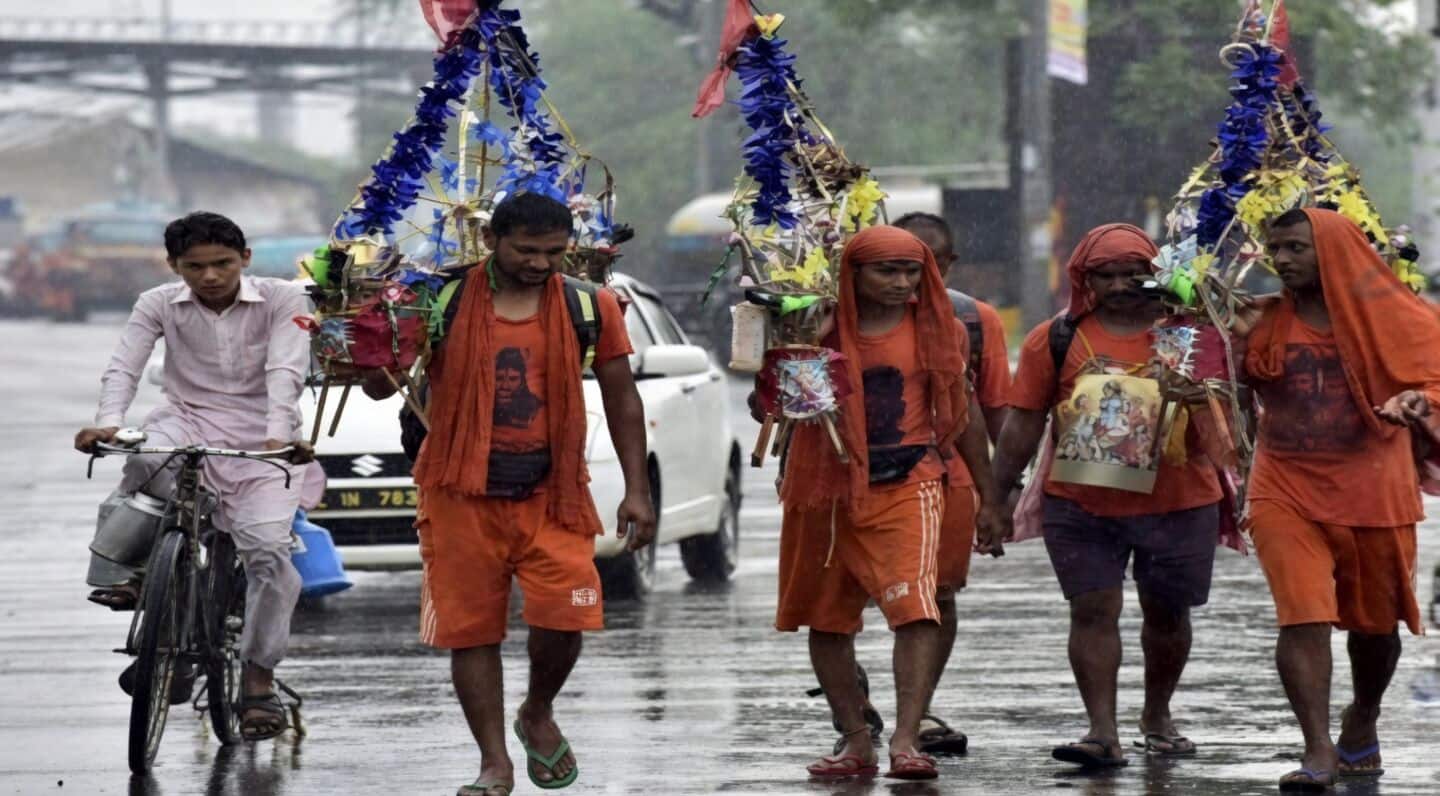 कांवड़ यात्रा को लेकर उत्तर प्रदेश की तैयारी: 75 डेसीबल आवाज और 60,000 पुलिसकर्मी