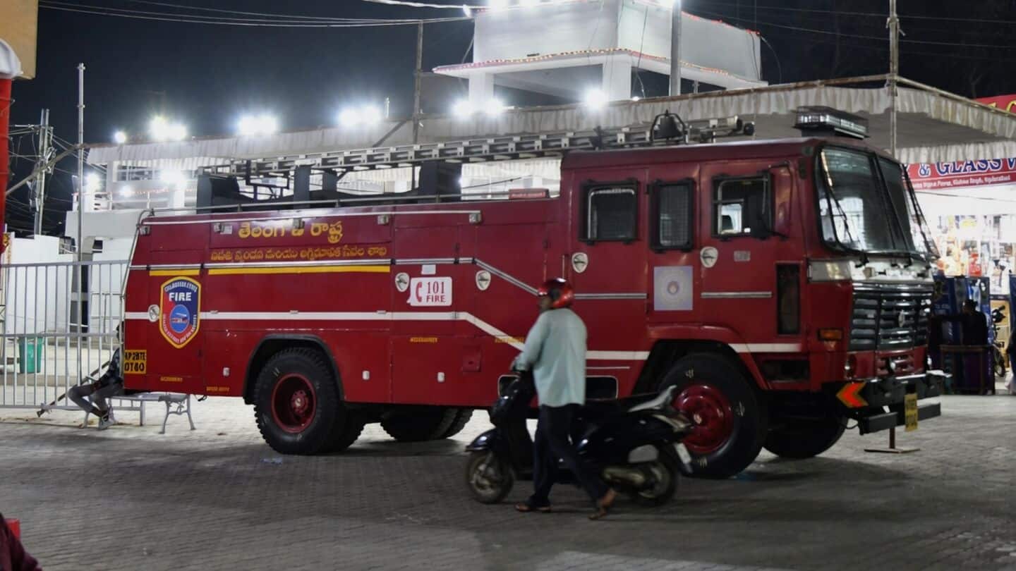 हैदराबाद में बस और कारखाने में लगी भीषण आग, सभी सुरक्षित