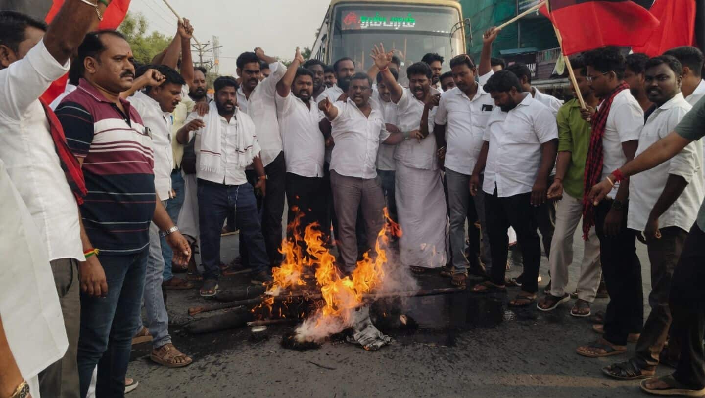 DMK youth wing allegedly burns Rahul Gandhi effigy in Sirkazhi