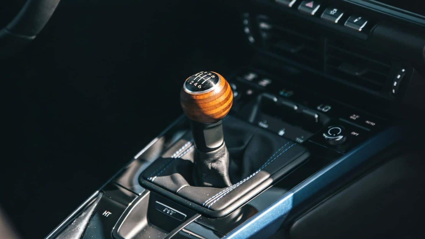 Porsche files patent for transmission with actual clutch pedal