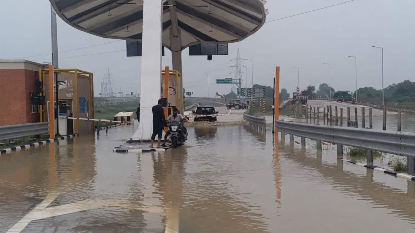 Nonstop rain flooded Ganga Expressway near Unnao, nearly 3ft deep