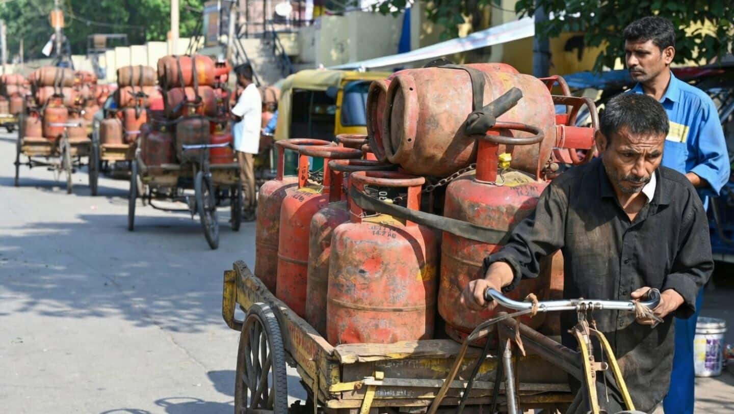 Delhi bans buying LPG cylinders from godowns, mandates home delivery