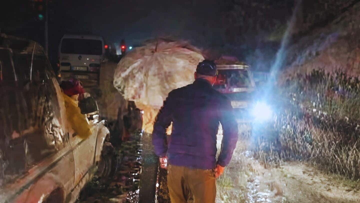 Heavy snowfall near Manali leaves over 1,000 vehicles stranded