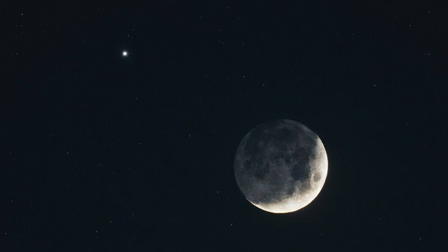 Venus and slim crescent moon align above western horizon tonight
