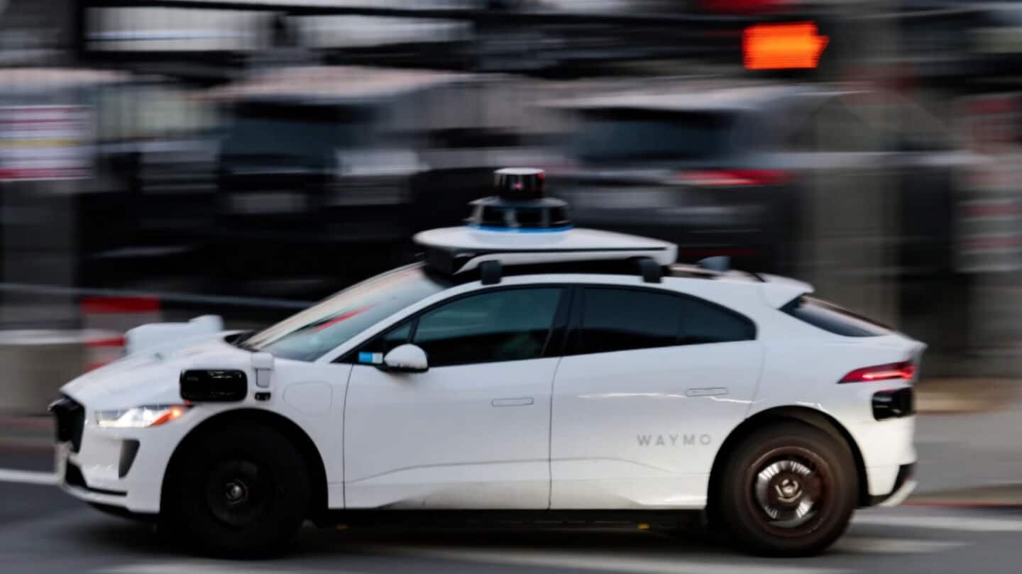 Waymo 440 LA crashes, 41% drop after federal rule change