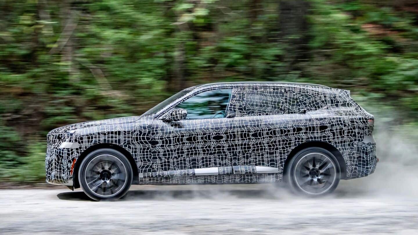 BMW X5 features hidden beltline handles inspired by Neue Klasse