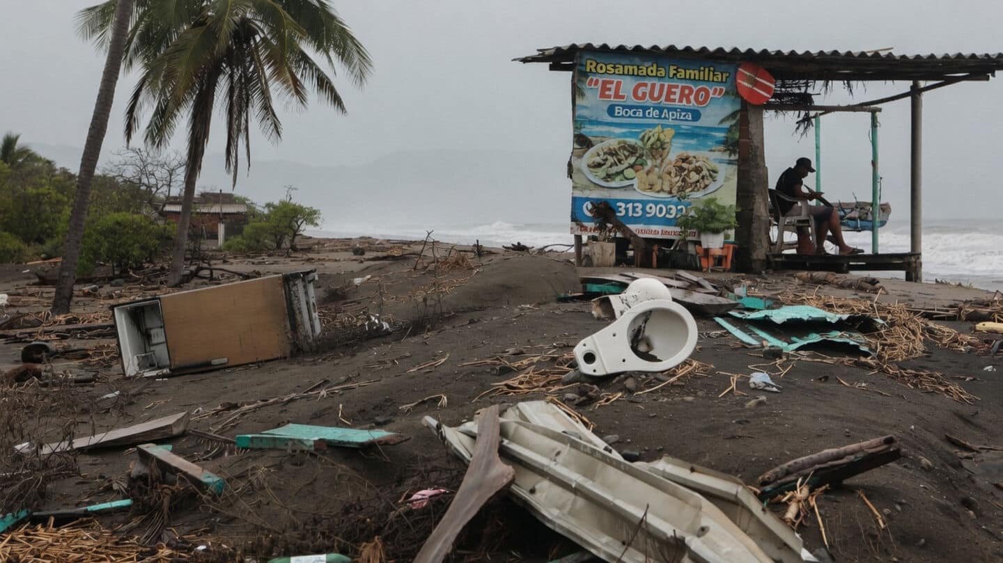 Hurricane Trudy batters Mexico's Pacific coast, floods and mudslides feared