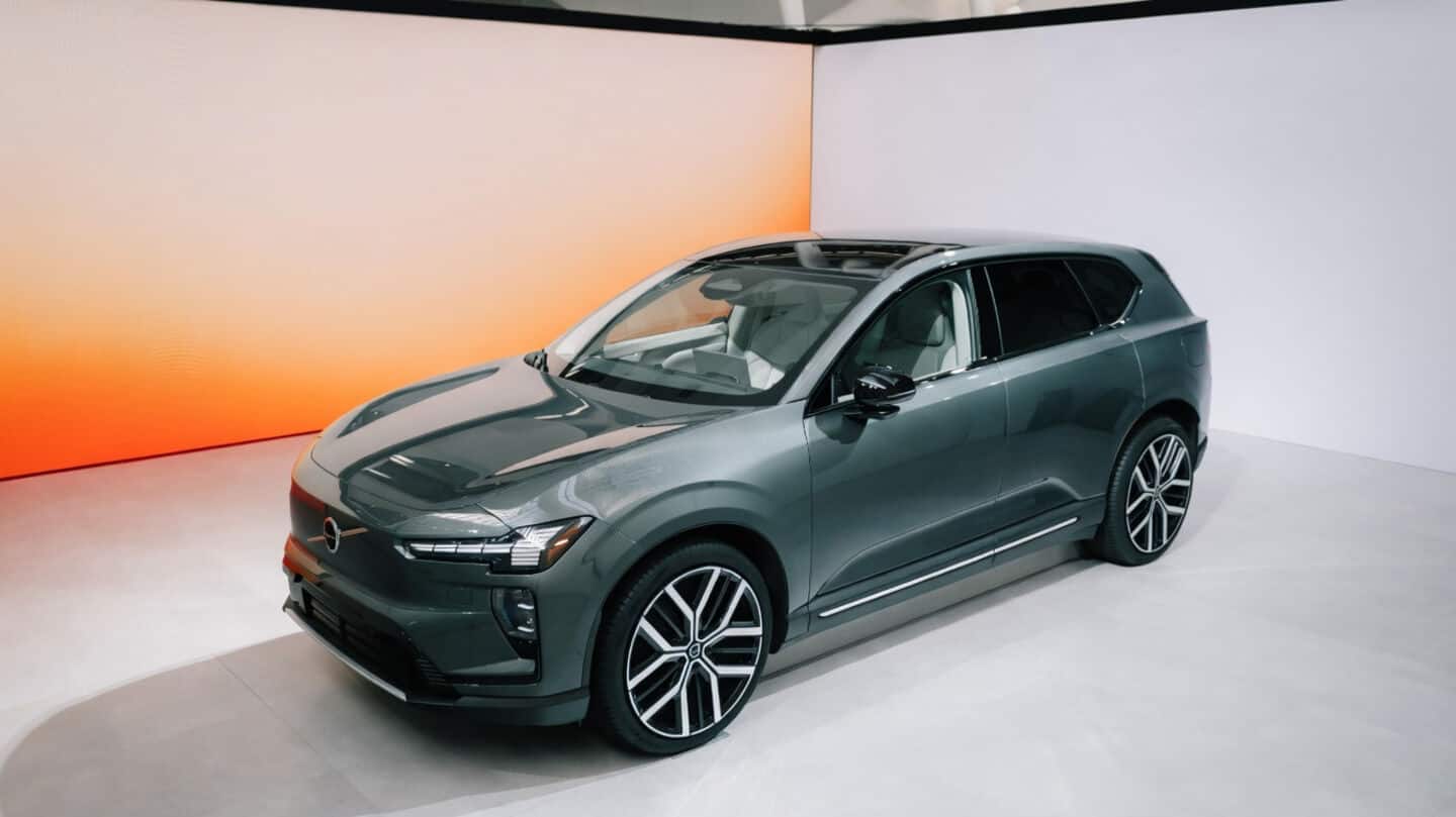 Volvo rolls out connected hazard alerts for EX90, ES90, EX60